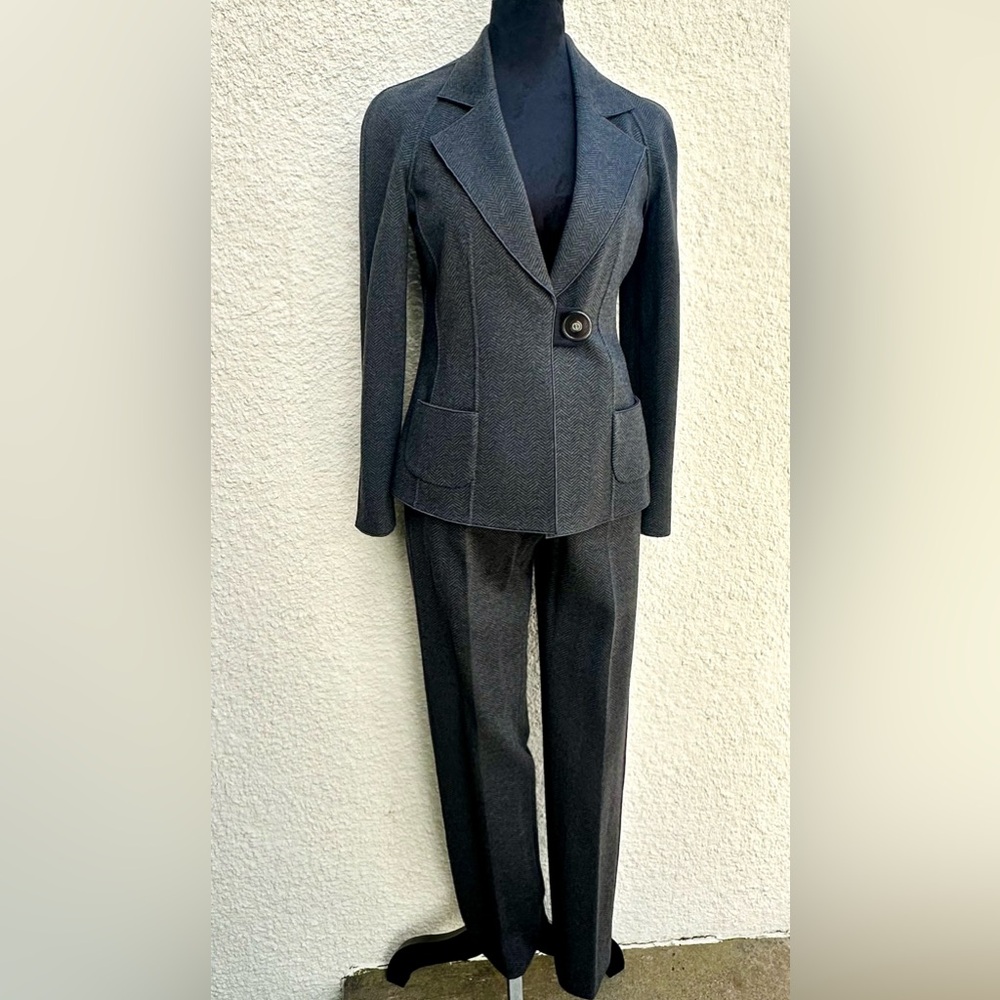 Giorgio Armani Grey PantSuit for woman
Size blazer : 38
Size pants : 36